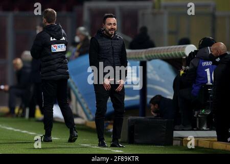 Benevento, Italia. 12 Aprile 2021. Roberto De Zerbi allenatore di US Sassuolo reagisce durante la Serie A partita di calcio tra Benevento Calcio e US Sassuolo allo stadio Ciro Vigorito di Benevento (Italia), 12 aprile 2021. Photo Cesare Purini/Insifefoto Credit: Insifefoto srl/Alamy Live News Foto Stock