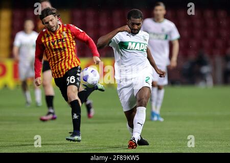 Benevento, Italia. 12 Aprile 2021. Marlon Santos di US Sassuolo in azione durante la Serie A partita di calcio tra Benevento Calcio e US Sassuolo allo stadio Ciro Vigorito di Benevento (Italia), 12 aprile 2021. Photo Cesare Purini/Insifefoto Credit: Insifefoto srl/Alamy Live News Foto Stock