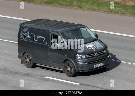 2012 Grey VW Volkswagen T-Sporter T28 102 TDI SWB LCV guidare sull'autostrada M6 vicino Preston a Lancashire, Regno Unito. Foto Stock