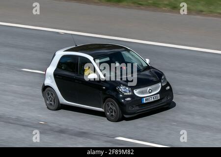 2017 nero Smart ForFour prime Premium T 898cc guida sull'autostrada M6 vicino Preston a Lancashire, Regno Unito Foto Stock