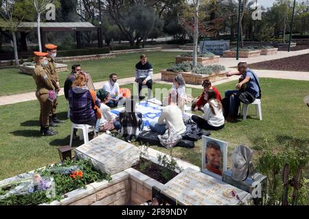(210412) -- TEL AVIV, 12 aprile 2021 (Xinhua) -- la gente visita tombe di soldati israeliani al cimitero militare di Kiryat Shaul a Tel Aviv, Israele, il 12 aprile 2021, in vista del Memorial Day per commemorare i soldati caduti e le persone uccise in attacchi. (Gideon Markowicz/JINI via Xinhua) Foto Stock