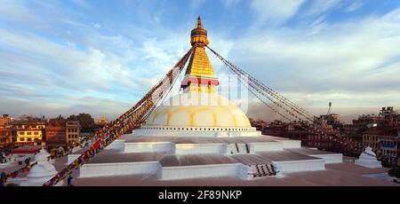 Vista dello stupa Bodhnath, uno dei migliori stupa buddisti del mondo, lo stupa più grande della città di Kathmandu, vista del tramonto serale, buddhismo del Nepal Foto Stock