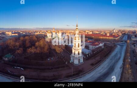 Vista aerea dall'alto della Cattedrale del Mar Navale di San Nicola in giornata di sole. Panorama serale del centro storico della città. Chiesa ortodossa situata sulle rive di Kryu Foto Stock