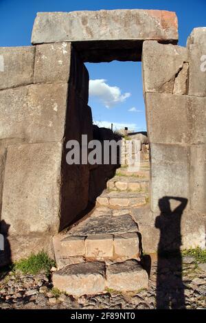 Porta parasassi. Vista di Sacsayhuaman, rovine Inca a Cusco o Cuzco città, Perù Foto Stock