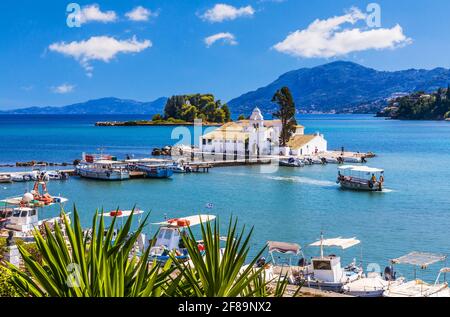 Corfù, Grecia. Vista sul pittoresco monastero di Vlacherna. Foto Stock