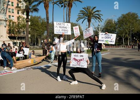 Spagna. 06 Aprile 2021. Un gruppo di giovani negatori Covid e nessun vax hanno stendardi durante una protesta a Barcellona, in Spagna, il 3 aprile 2021. Con l'introduzione della vaccinazione si è diffuso un numero crescente di teorie di cospirazione riguardo ai vaccini e ai suoi potenziali effetti collaterali. (Foto di Davide Bonaldo/Sipa USA) Credit: Sipa USA/Alamy Live News Foto Stock