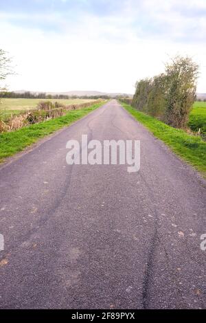 Aprile 2021 - Skid Marks a sinistra su una strada rurale a Somerset, Regno Unito. Foto Stock