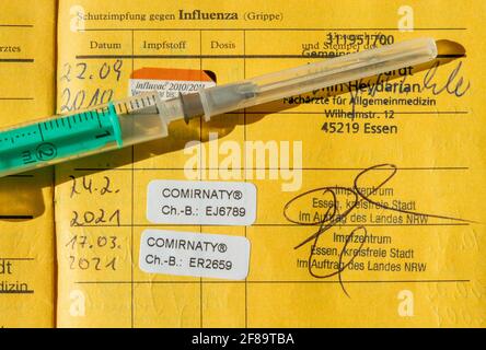 Libro di vaccinazione, prova di doppia vaccinazione con il vaccino corona da BioNTEch/Pfizer, COMYRNATY/BNT162B2, contro il virus Covid-19, vaccinato Foto Stock
