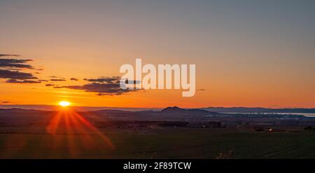 Dalkeith, Edimburgo, Regno Unito. 1 aprile 2021. Regno Unito Scozia Meteo. Un tramonto mozzafiato sulla capitale di ScotlandÕs, Edimburgo e Fife, in lontananza, visto dalla A68 vicino a Pathhead, Midlothian. Credit: phil wilkinson/Alamy Live News Foto Stock