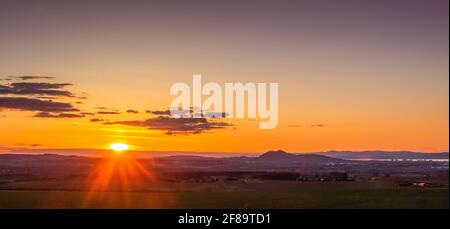 Dalkeith, Edimburgo, Regno Unito. 1 aprile 2021. Regno Unito Scozia Meteo. Un tramonto mozzafiato sulla capitale di ScotlandÕs, Edimburgo e Fife, in lontananza, visto dalla A68 vicino a Pathhead, Midlothian. Credit: phil wilkinson/Alamy Live News Foto Stock