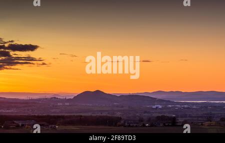 Dalkeith, Edimburgo, Regno Unito. 1 aprile 2021. Regno Unito Scozia Meteo. Un tramonto mozzafiato sulla capitale di ScotlandÕs, Edimburgo e Fife, in lontananza, visto dalla A68 vicino a Pathhead, Midlothian. Credit: phil wilkinson/Alamy Live News Foto Stock