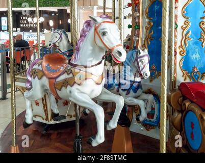 SARANDI, AVELLANEDA, BUENOS AIRES, ARGENTINA - Feb 11, 2021: Centro commerciale. Colpo di cavallo bianco giostra per bambini. Vuoto a causa della pandemia COVID-19 Foto Stock