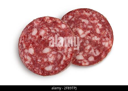 Fette di salame affumicato isolate su fondo bianco con percorso di ritaglio e profondità di campo completa. Vista dall'alto. Disposizione piatta Foto Stock