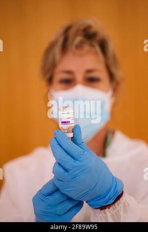 Caceres, Spagna. 12 Aprile 2021. Un infermiere prepara una siringa con una dose del vaccino AstraZeneca durante la campagna di vaccinazione di Covid19.UNA campagna è preparata al Palacio de Congresos de Cáceres per vaccinare più di 2000 persone al giorno contro il Covid19 (coronavirus). (Foto di Samuel Fernández/SOPA Images/Sipa USA) Credit: Sipa USA/Alamy Live News Foto Stock