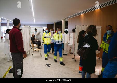 Caceres, Spagna. 12 Aprile 2021. Il personale sanitario controlla che tutto sia in ordine durante la campagna di vaccinazione del Covid19.UNA campagna è preparata al Palacio de Congresos de Cáceres per vaccinare più di 2000 persone al giorno contro il Covid19 (coronavirus). (Foto di Samuel Fernández/SOPA Images/Sipa USA) Credit: Sipa USA/Alamy Live News Foto Stock