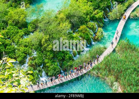 I laghi di Plitvice, Croazia. Cascate e percorso in legno del Parco Nazionale dei Laghi di Plitvice. Foto Stock