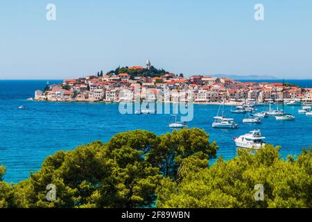 Primosten, Sibenik Knin, Croazia. Località turistica sulla costa adriatica. Foto Stock