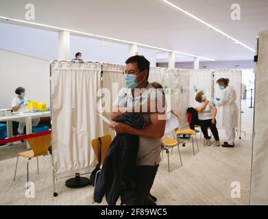 Caceres, Spagna. 12 Aprile 2021. Un uomo è visto partire dopo aver ricevuto una dose del vaccino AstraZeneca durante la campagna di vaccinazione Covid19.UNA campagna è preparata al Palacio de Congresos de Cáceres per vaccinare più di 2000 persone al giorno contro il Covid19 (coronavirus). (Foto di Samuel Fernández/SOPA Images/Sipa USA) Credit: Sipa USA/Alamy Live News Foto Stock