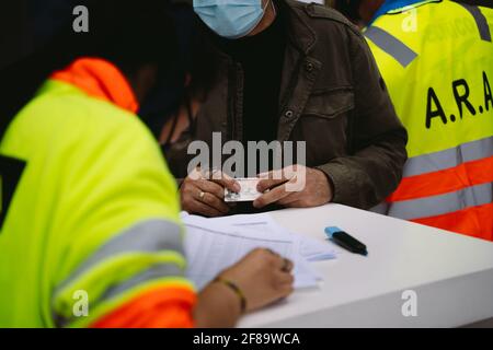 Caceres, Spagna. 12 Aprile 2021. Una persona è chiamata a procedere all'area di vaccinazione del coronavirus.UNA campagna è preparata al Palacio de Congresos de Cáceres per vaccinare più di 2000 persone al giorno contro il Covid19 (coronavirus). (Foto di Samuel Fernández/SOPA Images/Sipa USA) Credit: Sipa USA/Alamy Live News Foto Stock