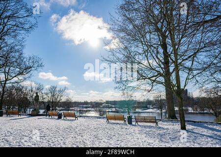 vista dal bastione innevato alla diga, weser e l'isola di werdersee in una soleggiata giornata invernale calda a brema Foto Stock