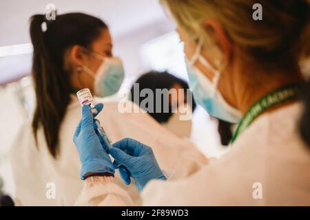 Caceres, Spagna. 12 Aprile 2021. Un infermiere prepara una siringa con una dose del vaccino AstraZeneca durante la campagna di vaccinazione di Covid19.UNA campagna è preparata al Palacio de Congresos de Cáceres per vaccinare più di 2000 persone al giorno contro il Covid19 (coronavirus). (Foto di Samuel Fernández/SOPA Images/Sipa USA) Credit: Sipa USA/Alamy Live News Foto Stock