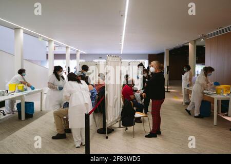 Caceres, Spagna. 12 Aprile 2021. La gente ha visto aspettare il loro turno per ricevere il vaccino AstraZeneca durante la campagna di vaccinazione di Covid19.UNA campagna è preparata al Palacio de Congresos de Cáceres per vaccinare più di 2000 persone al giorno contro il Covid19 (coronavirus). (Foto di Samuel Fernández/SOPA Images/Sipa USA) Credit: Sipa USA/Alamy Live News Foto Stock