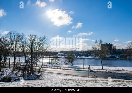 vista dal bastione innevato alla diga, weser e l'isola di werdersee in una soleggiata giornata invernale calda a brema Foto Stock