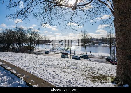 vista dal bastione innevato alla diga, weser e l'isola di werdersee in una soleggiata giornata invernale calda a brema Foto Stock