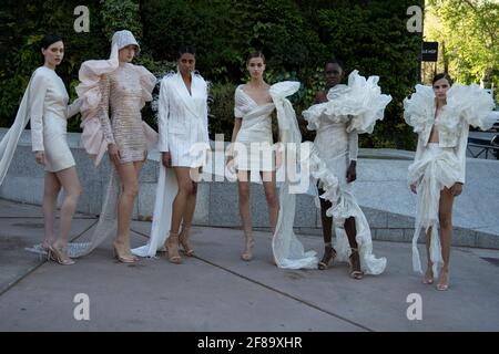 Madrid, Spagna. 12 Aprile 2021. I modelli percorreranno la pista della sfilata di moda Juana Martin durante la settimana della moda di Madrid. (Foto di Oscar Fuentes/SOPA Images/Sipa USA) Credit: Sipa USA/Alamy Live News Foto Stock