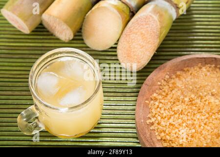 Pezzo di succo di canna da zucchero in un bicchiere - Saccharum officinarum Foto Stock