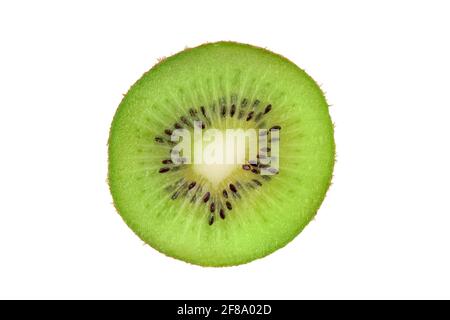 Fetta di closeup di un kiwi verde isolato su bianco Foto Stock