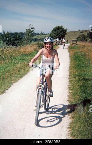 Teresa Cornell concorrente nel Transplant Games, in bicicletta nella zona di Stoke copia Pix David Sandison Foto Stock