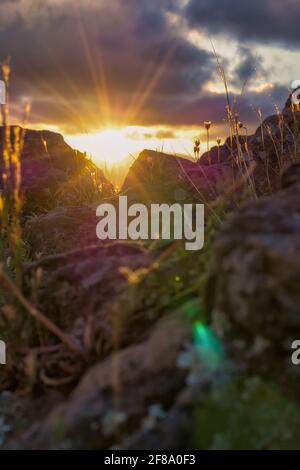 Tramonto dalla collina di Ceferino, Sierra de la Ventana. Preso dal pavimento roccioso che guarda al sole Foto Stock