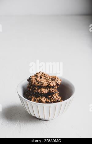 Biscotti alla banana e farinata d'avena con cioccolato sparso nella ciotola Foto Stock