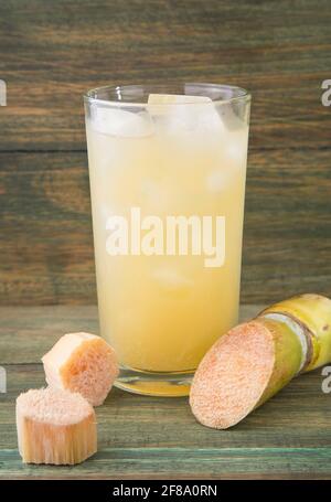 Pezzo di succo di canna da zucchero in un bicchiere - Saccharum officinarum Foto Stock