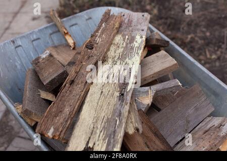 Vecchie tavole di legno che si stese in un carriola. Primo piano. Foto Stock