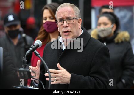 New York City Comptroller Scott Stringer si batte per il sindaco nel quartiere Corona delle Queens a New York. 12 Apr 2021 Foto Stock