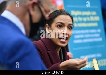 La Rep. Alexandria Ocasio-Cortez (D-NY) svela la linea diretta funeraria FEMA nel quartiere Corona delle Queens a New York. 12 Apr 2021 Foto Stock