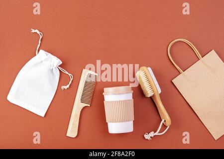 Kit per rifiuti zero, a posa piatta, tazza riutilizzabile per uno stile di vita sostenibile e da asporto. Foto Stock