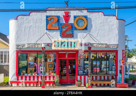 Negozio colorato su Main Street, Bay St. Louis, Mississippi, Stati Uniti. Foto Stock