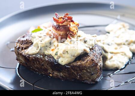 bistecca alla griglia con salsa di funghi Foto Stock