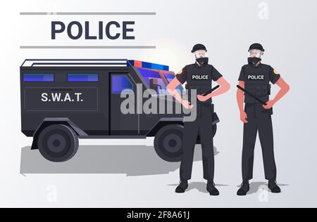 gli ufficiali di polizia in attrezzi tattici riot poliziotti si accoppiano insieme vicino ai dimostratori di auto e al controllo dimostrativo Illustrazione Vettoriale