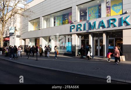 LONDRA, REGNO UNITO. 12 APRILE. I negozi non essenziali riaprono a Hounslow, Londra ovest lunedì 12 aprile 2021. (Credit: Tejas Sandhu | MI News & Sport) Foto Stock