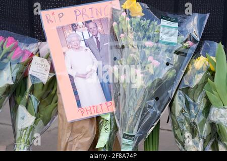 Tributi floreali e messaggi al duca di Edimburgo fuori Buckingham Palace, Londra Foto Stock