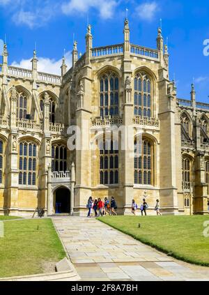 Esterno dell'iconica architettura gotica perpendicolare Cappella di San Giorgio nel Lower Ward del Castello di Windsor, Windsor, Berkshire, Regno Unito Foto Stock