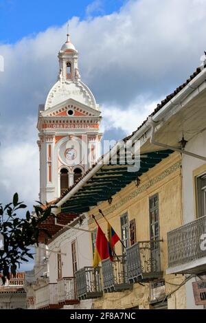 Chiesa colorata e edifici contro il cielo blu a Cuenca, Ecuador, Sud America Foto Stock