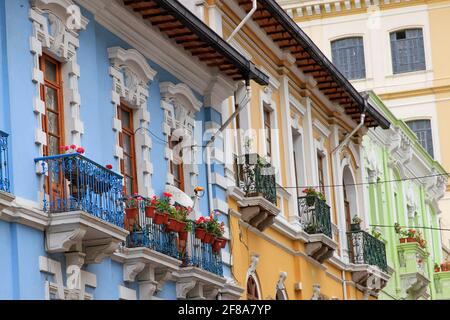 Case colorate con finestre in ferro e fiori a Quito, Ecuador Foto Stock