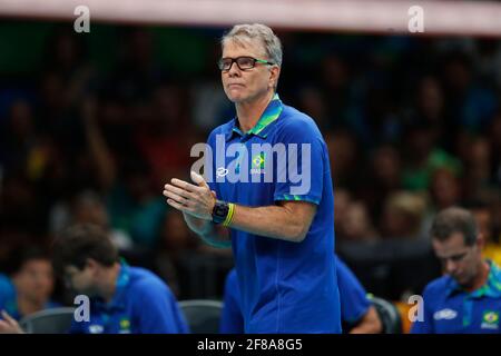 Bernardo Rezende, soprannominato Bernardinho, allenatore della nazionale brasiliana di pallavolo ed ex giocatore alla finale della medaglia d'oro dei Giochi Olimpici di Rio 2016 Foto Stock