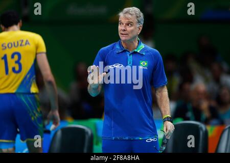 Bernardo Rezende, soprannominato Bernardinho, allenatore della nazionale brasiliana di pallavolo ed ex giocatore alla finale della medaglia d'oro dei Giochi Olimpici di Rio 2016 Foto Stock