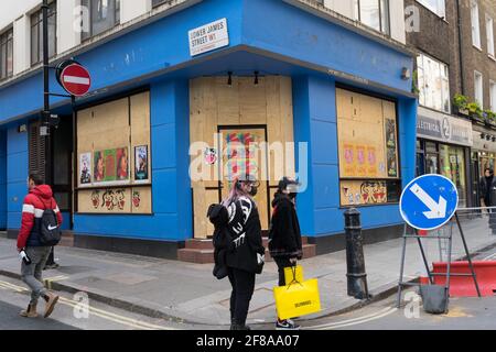 Shoppers in maschere di faccia fuori Shop chiuso e chiude permanentemente su Lower James Street, covid-19, fallimento, blocco di alleggerimento, non-essenziale negozio, REGNO UNITO Foto Stock